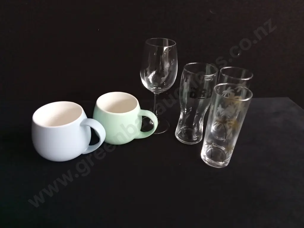 CONTAINER OF GLASSWARE Image 1++