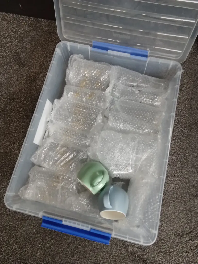 CONTAINER OF GLASSWARE Image 1++
