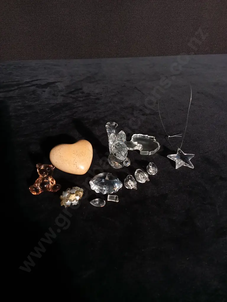 ASSORTED CRYSTAL GLASS DECORATIONS Image 1++