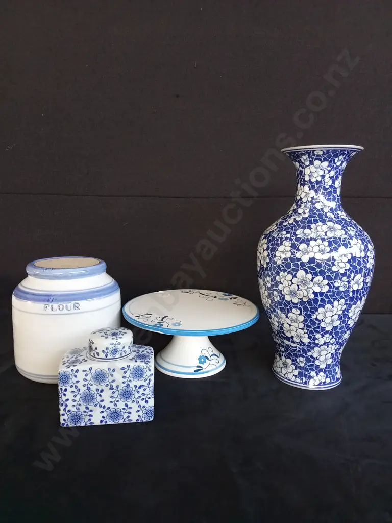 4 BLUE DECORATIVE ITEMS Image 1++