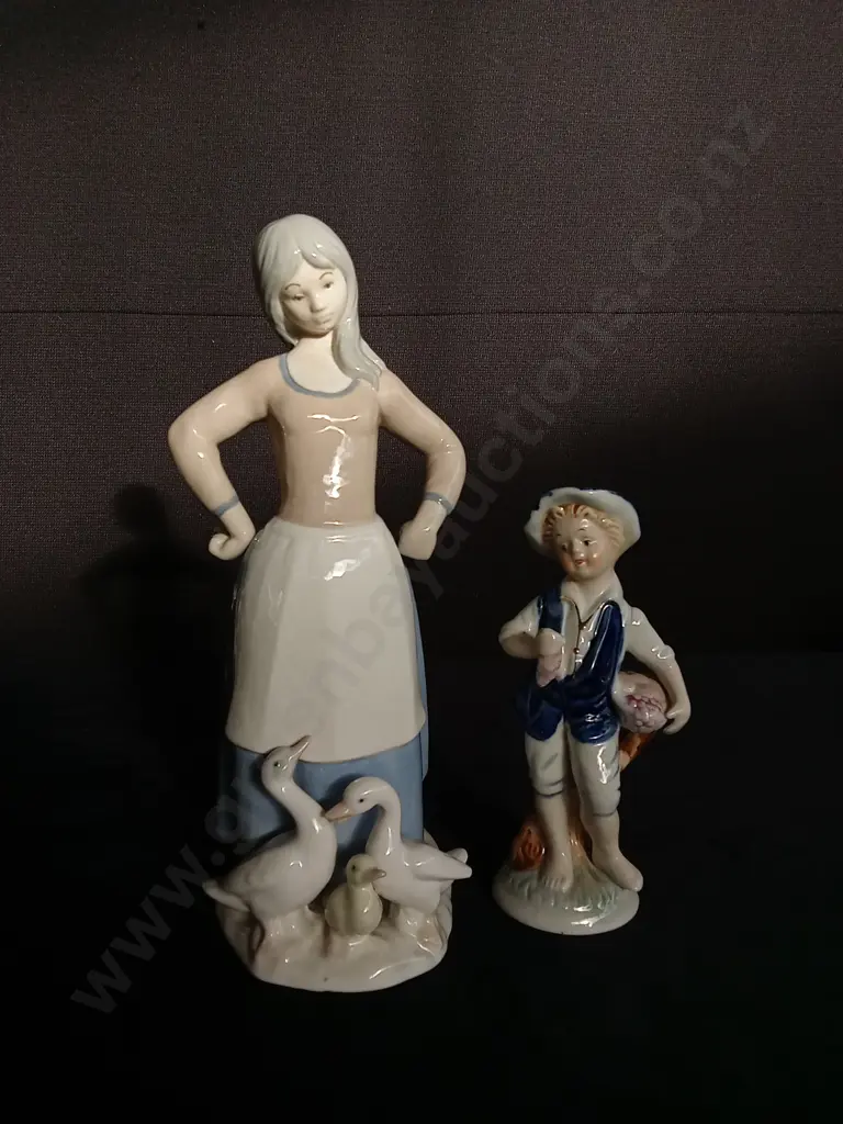 2 VINTAGE PORCELAIN FIGURES Image 1++
