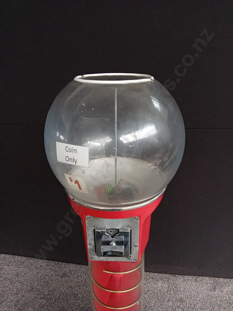 TORNADO VENDING MACHINE 1.42M TALL RED Image 1++
