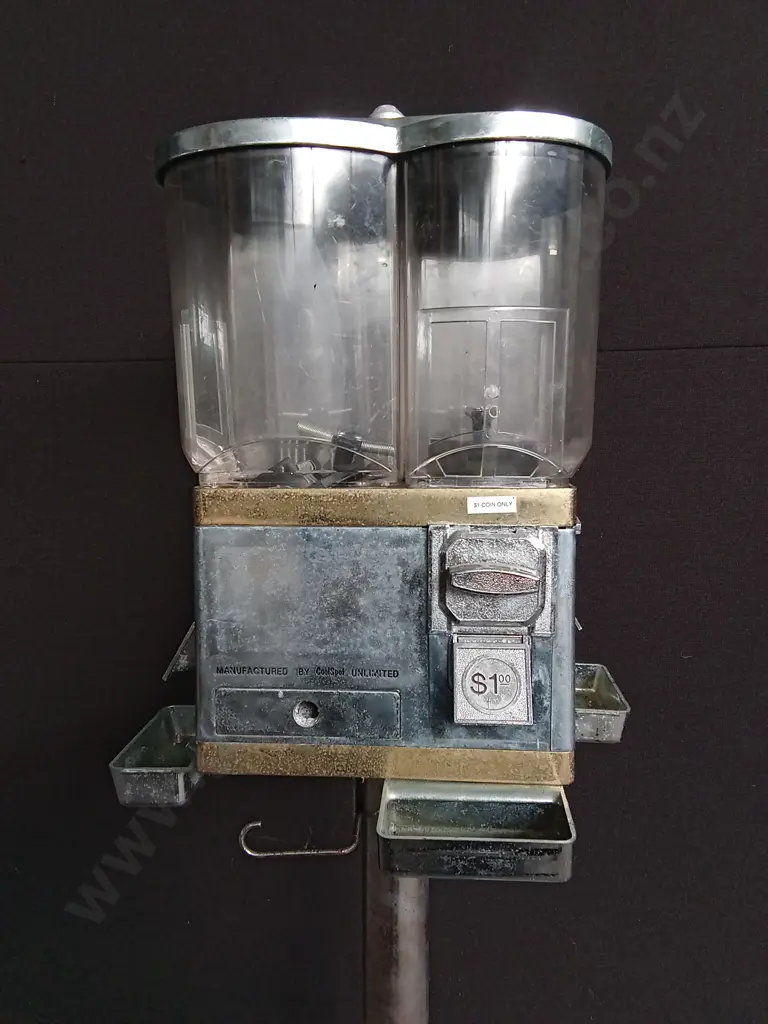 VINTAGE COOL SPOT 4 COMPARTMENT CANDY VENDING MACHINE Image 1++