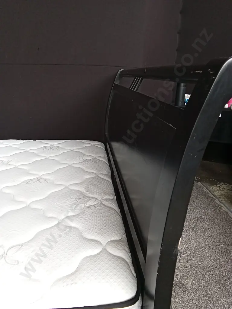 BLACK WOODEN QUEEN BEDFRAME AND MATRESS Image 1++