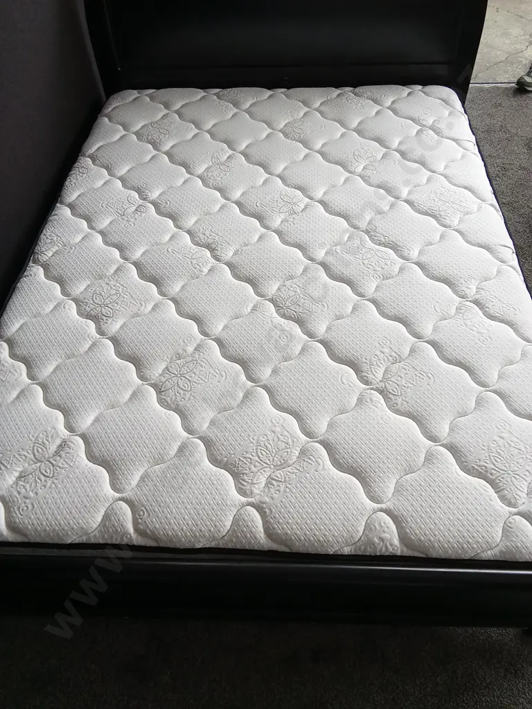 BLACK WOODEN QUEEN BEDFRAME AND MATRESS Image 1++
