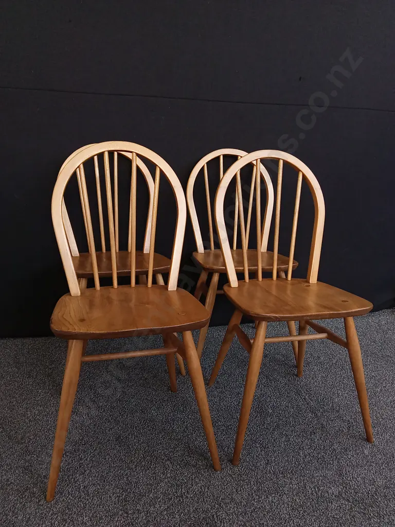 4 WOODEN CHAIRS Image 1++