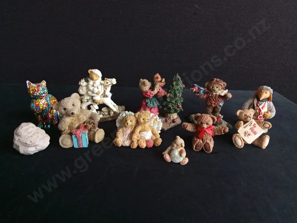 11 PIECES VINTAGE MIX OF DECORATIVE FIGURINES Image 1++