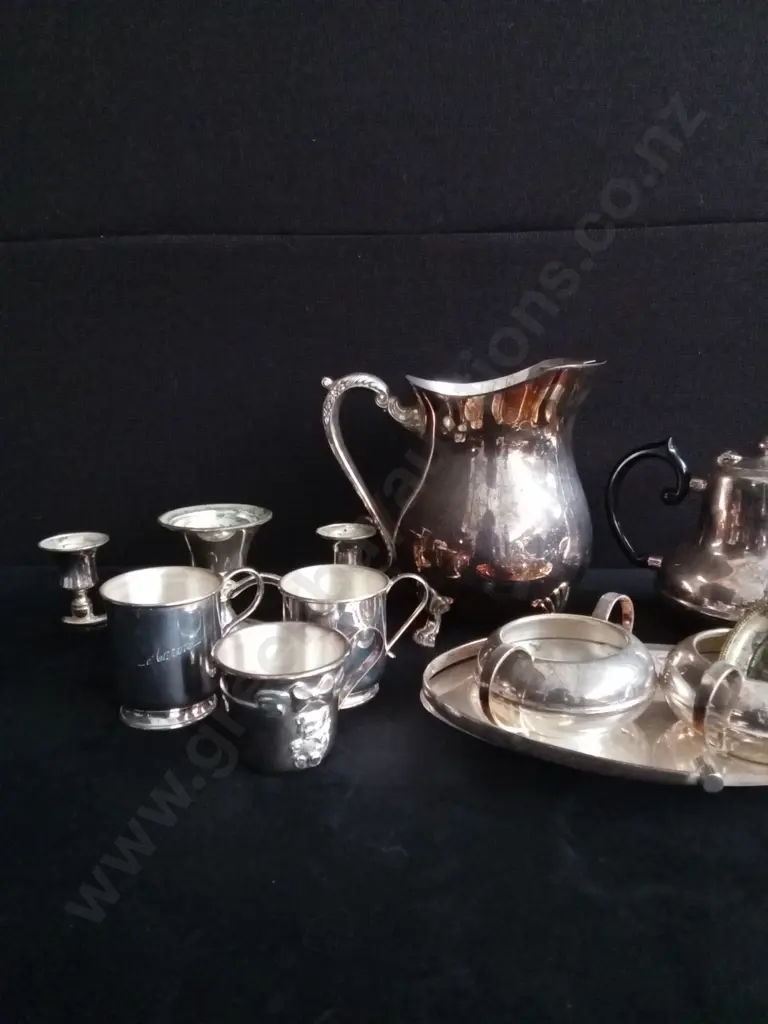 COLLECTION OF VINTAGE SILVER PLATED ITEMS Image 1++