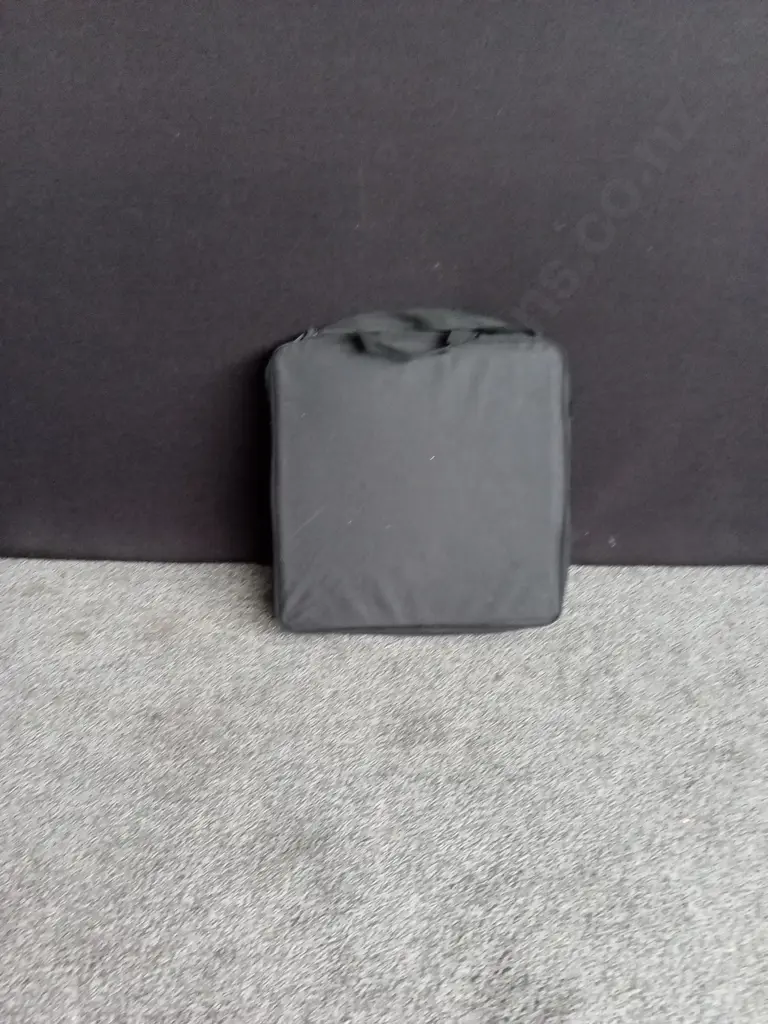 COLLAPSIBLE LIGHT TENT FOR PHOTOGRAPHY IN CARRIER BAG Image 1++