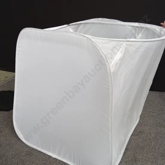 COLLAPSIBLE LIGHT TENT FOR PHOTOGRAPHY IN CARRIER BAG