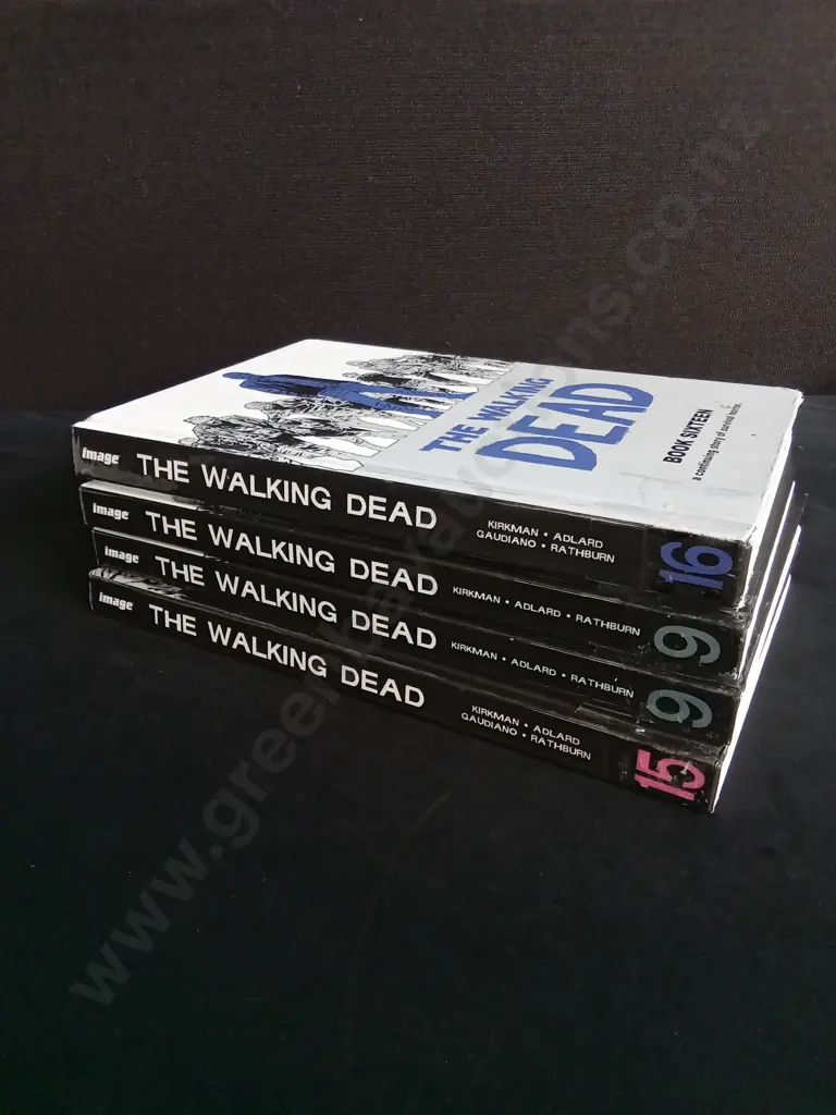4 PIECES THE WALKING DEAD BOOKS Image 1++