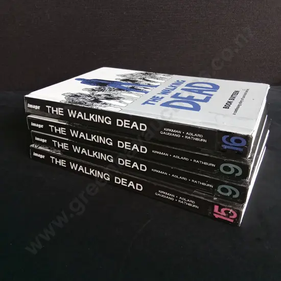 4 PIECES THE WALKING DEAD BOOKS