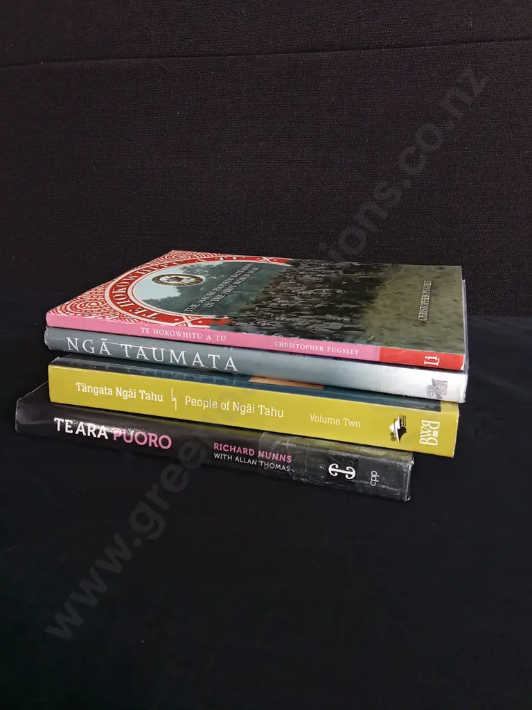 4 PIECES MAORI BOOKS Image 1++