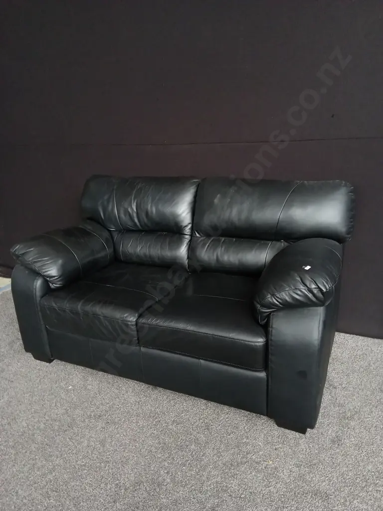 2 SEATER BLACK LEATHER COUCH Image 1++