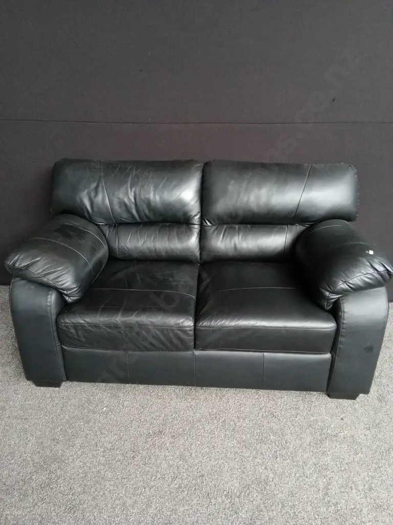 2 SEATER BLACK LEATHER COUCH Image 1++