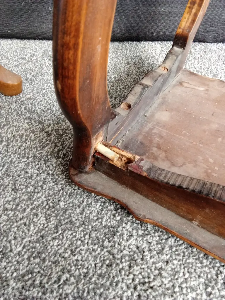 FRENCH STYLE COFFEE TABLE WITH CABRIOLE LEGS AND 2 NESTING TABLES ONE WITH A DAMAGED LEG AS PICTURED Image 1++