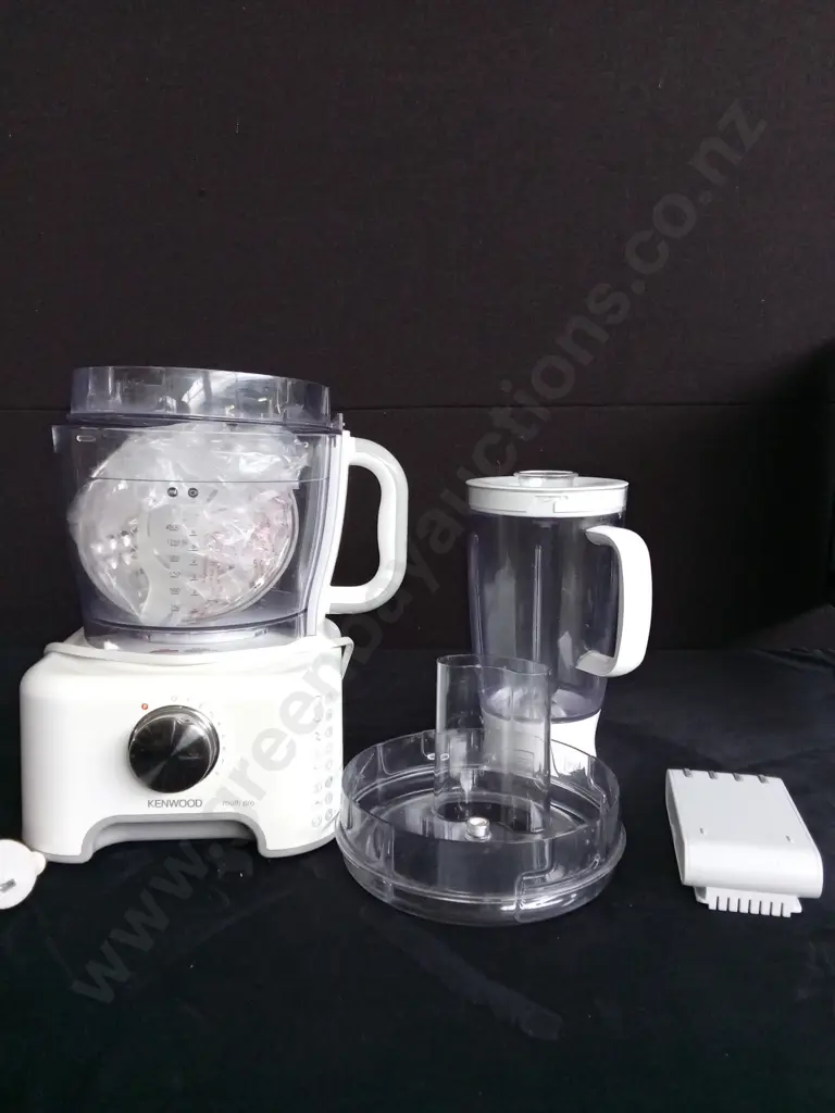 FOOD PROCESSOR WITH ALL ATTACHMENTS Image 1++