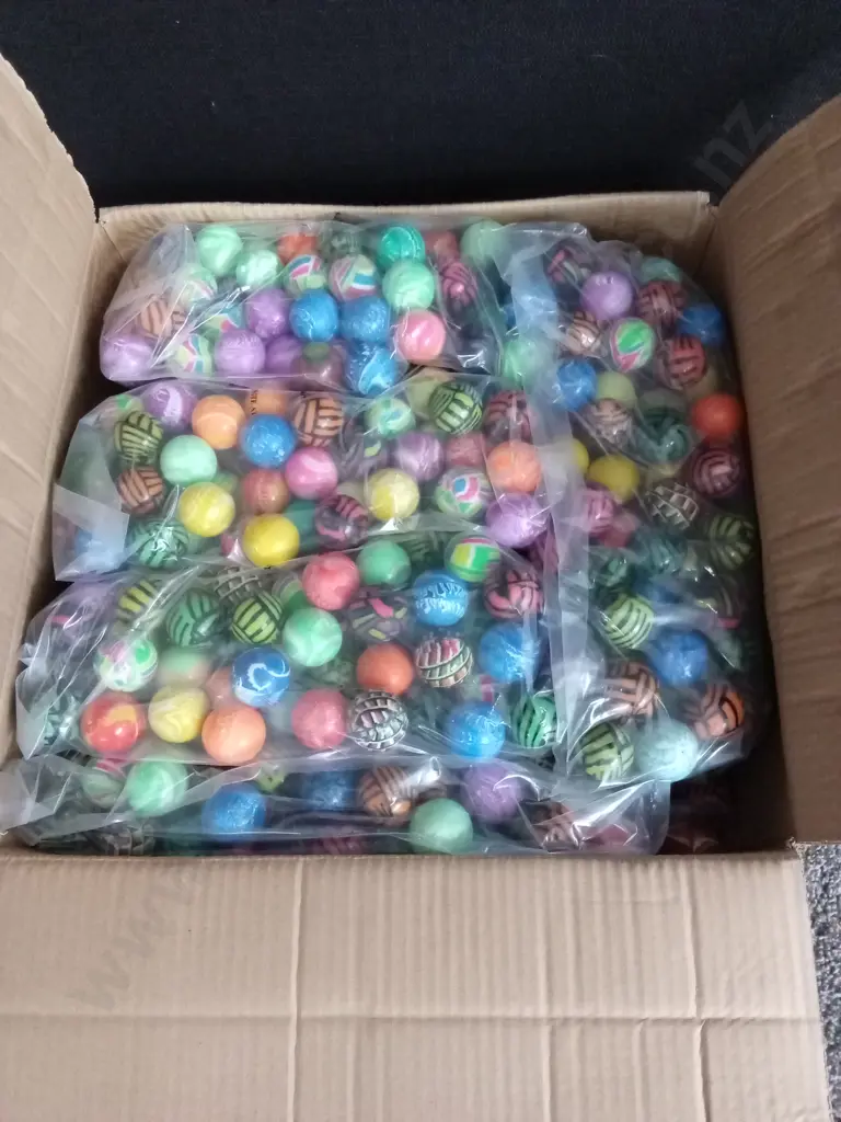 BOX OF BOUNCY BALLS FOR VENDING MACHINE Image 1++