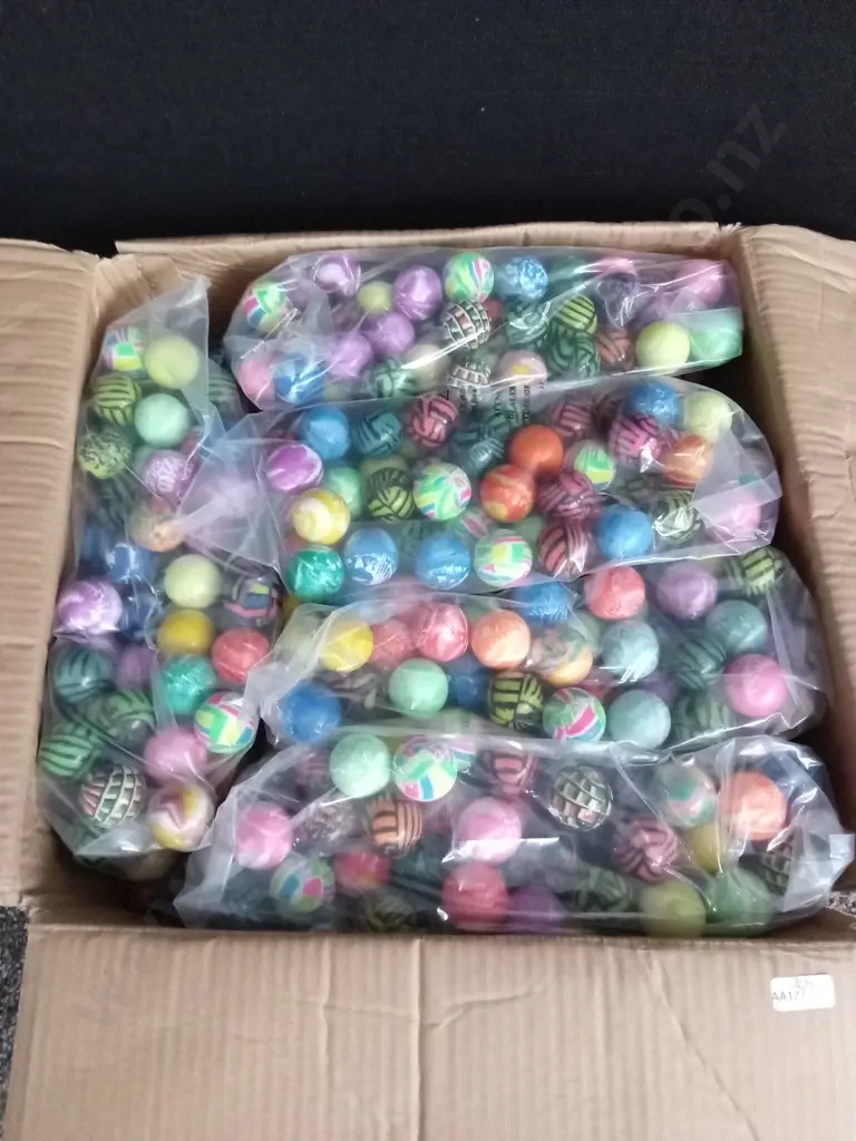 BOX OF BOUNCY BALLS FOR VENDING MACHINE Image 1++