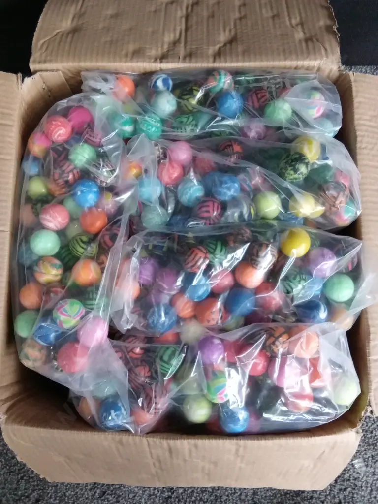 BOX OF BOUNCY BALLS FOR VENDING MACHINE Image 1++