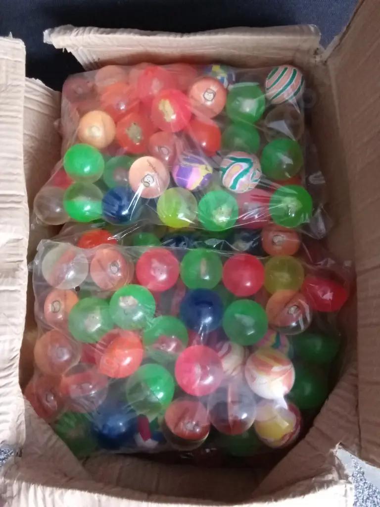 BOX OF BOUNCY BALLS FOR VENDING MACHINE Image 1++