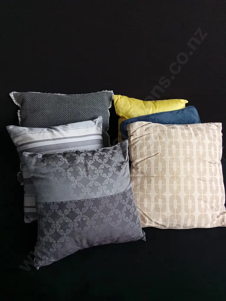 MIX OF 6 CUSHIONS Image 1++