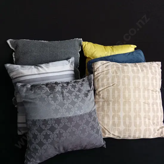 MIX OF 6 CUSHIONS