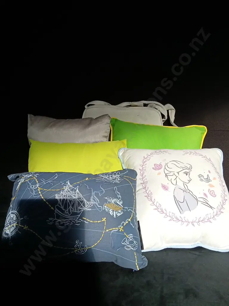 6 CUSHIONS Image 1++