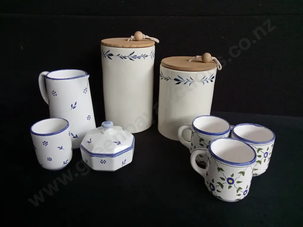 8 PIECES MIX OF BLUE AND WHITE KITCHENWARE Image 1++