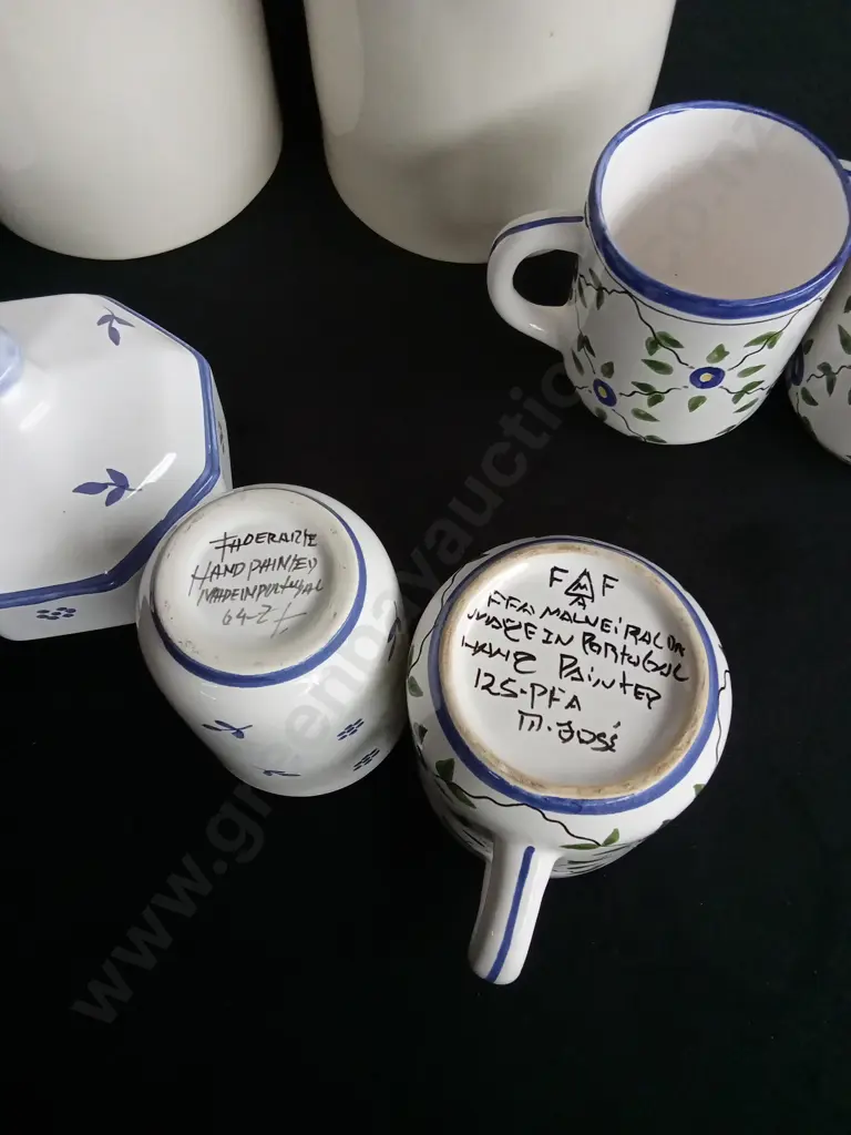 8 PIECES MIX OF BLUE AND WHITE KITCHENWARE Image 1++