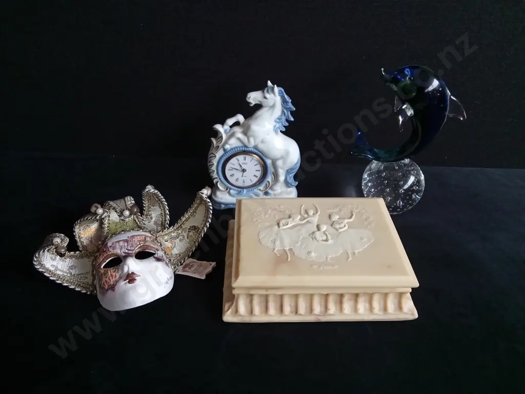 4 PIECES MIX OF VINTAGE DECOR, BOX IS DAMAGED Image 1++