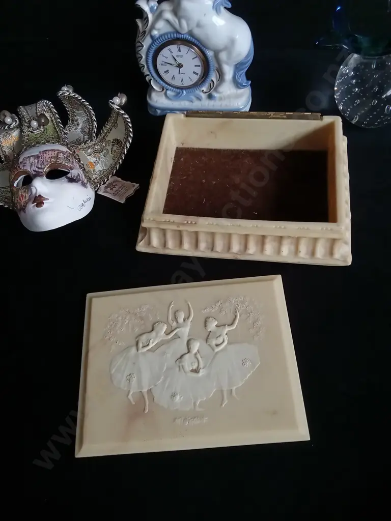 4 PIECES MIX OF VINTAGE DECOR, BOX IS DAMAGED Image 1++