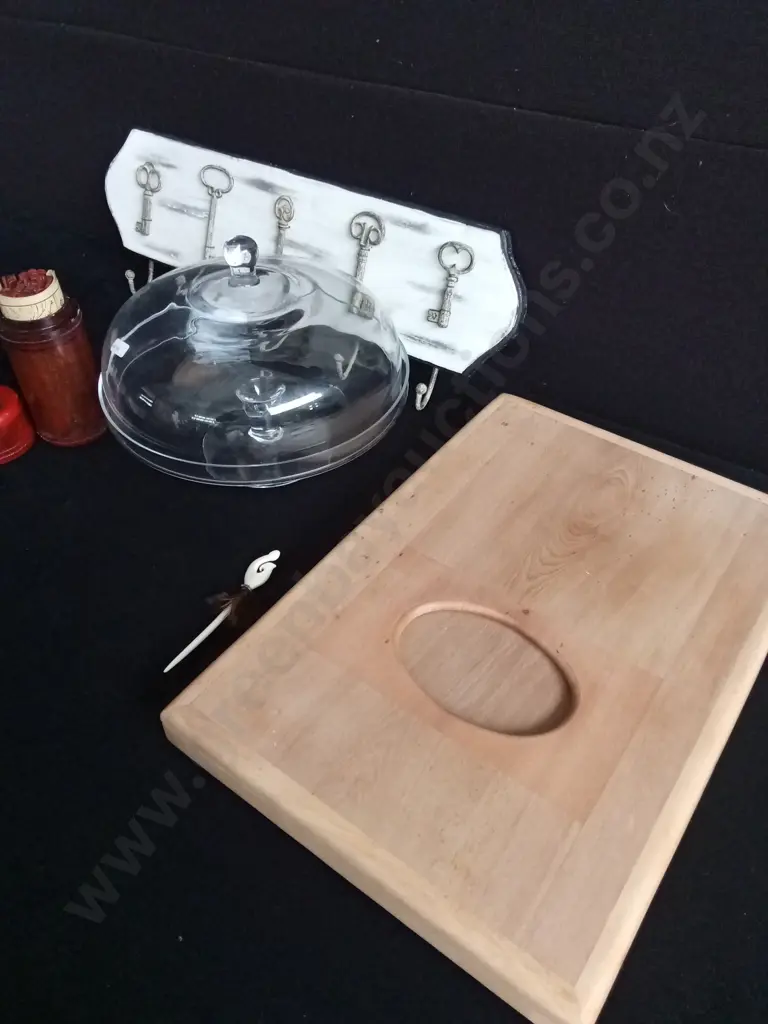 MISCELLANEOUS MIX OF HOMEWARE, INCLUDING GLASS DISPLAY DISH, WOODEN PHOTO ALBUM, ETC Image 1++
