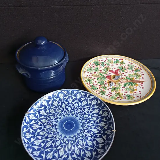 CERAMIC POTS AND DECORATIVE PLATES