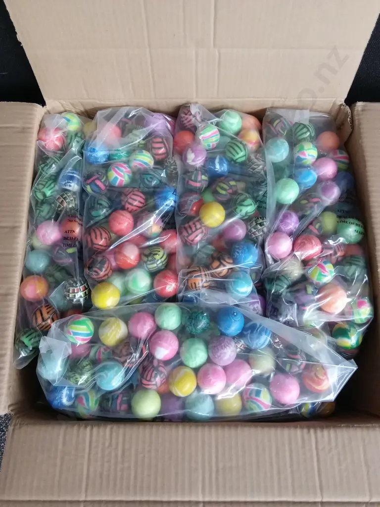 BOX OF BOUNCY BALLS FOR VENDING MACHINE Image 1++