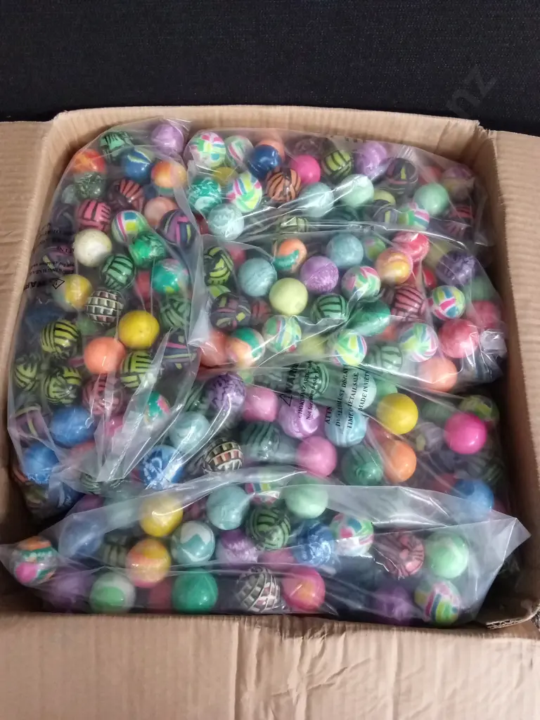 BOX OF BOUNCY BALLS FOR VENDING MACHINE Image 1++
