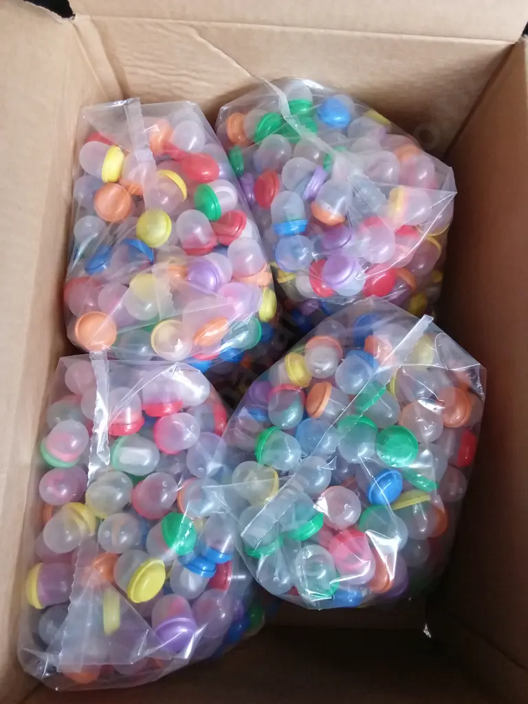 BOX OF PLASTIC CAPSULES FILLED WITH COSTUME JEWELLERY FOR VENDING MACHINE Image 1++