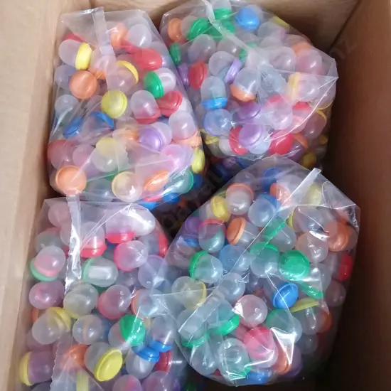 BOX OF PLASTIC CAPSULES FILLED WITH COSTUME JEWELLERY FOR VENDING MACHINE