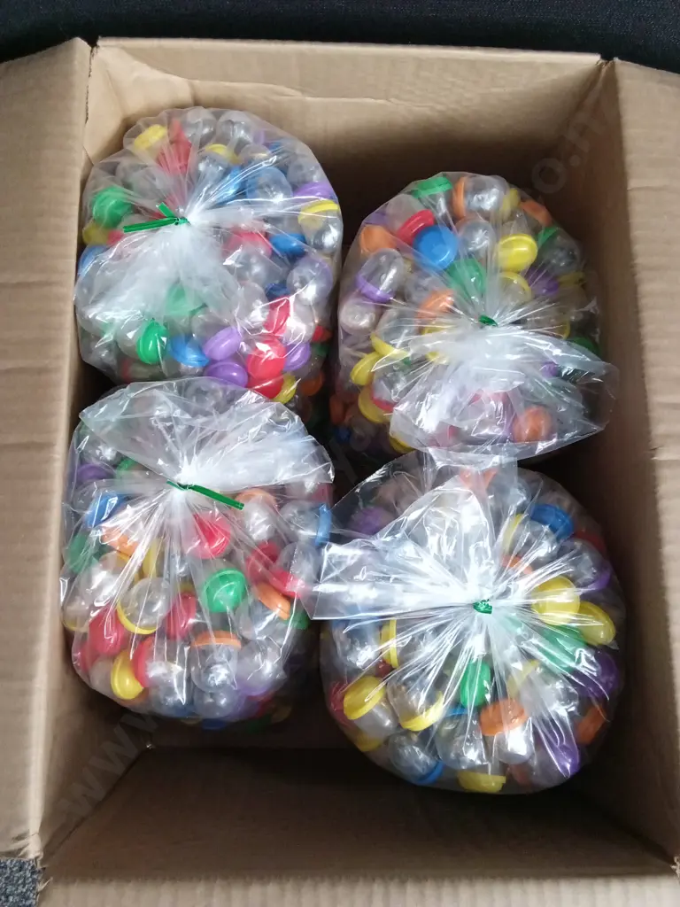 BOX OF PLASTIC CAPSULES FILLED WITH COSTUME JEWELLERY FOR VENDING MACHINE Image 1++