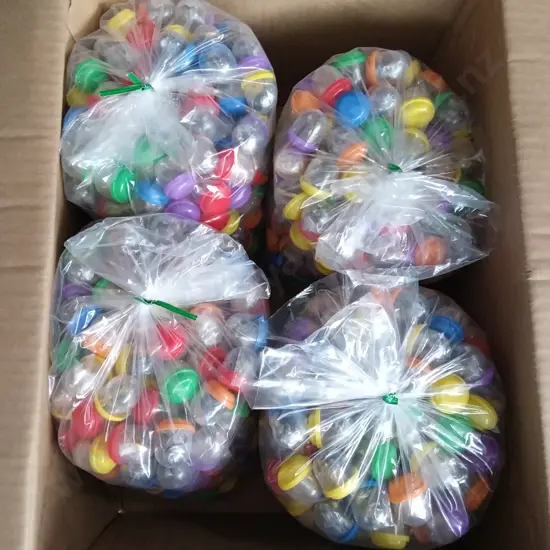 BOX OF PLASTIC CAPSULES FILLED WITH COSTUME JEWELLERY FOR VENDING MACHINE