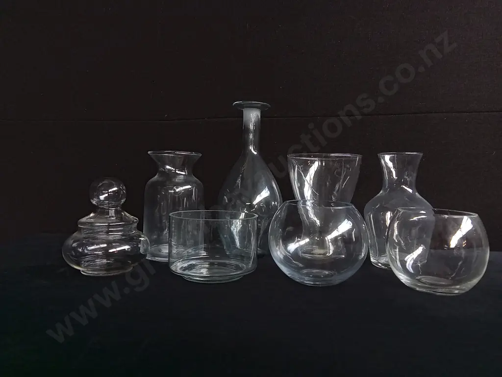 8 PIECES GLASS VASES Image 1++
