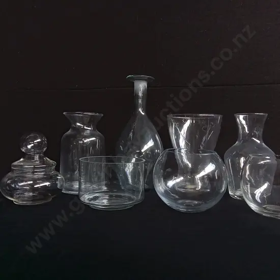 8 PIECES GLASS VASES
