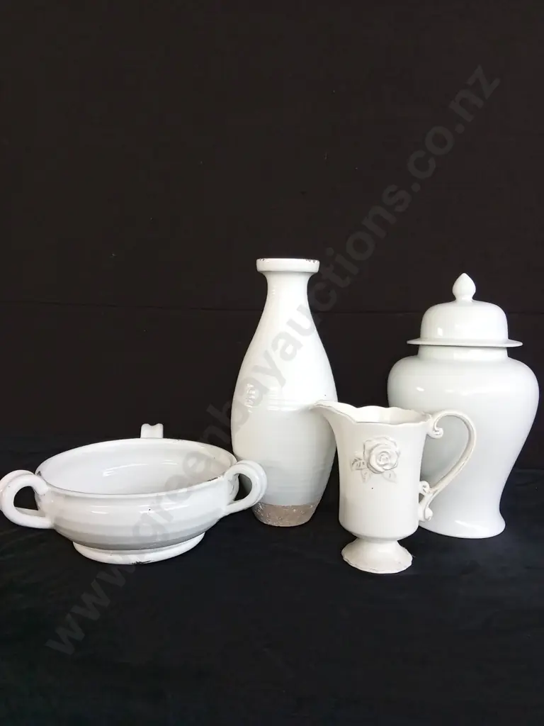 4 WHITE DECORATIVE ITEMS Image 1++
