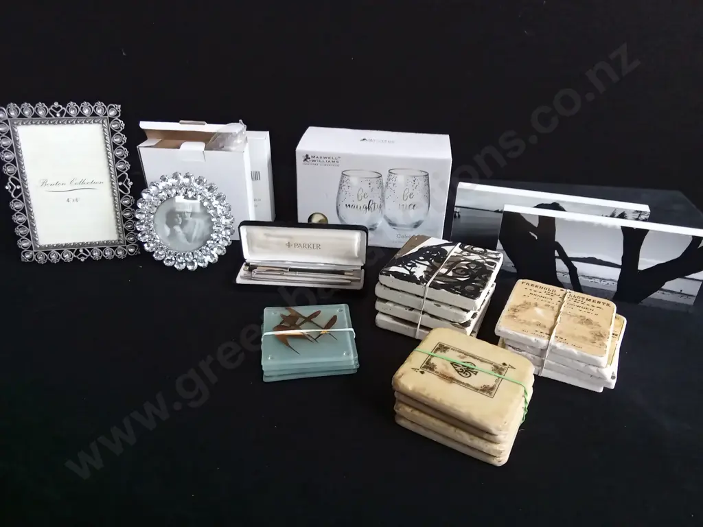 MIX OF HOME DECOR, INCLUDING PICTURE FRAMES AND 4 SETS OF COASTERS Image 1++
