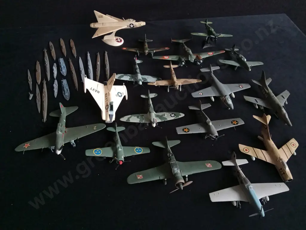 COLLECTION OF VINTAGE AIRCRAFT MODELS, PLUS NAVAL SHIP MODELS Image 1++