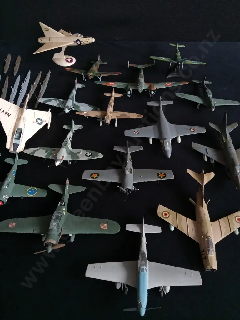 COLLECTION OF VINTAGE AIRCRAFT MODELS, PLUS NAVAL SHIP MODELS Image 1++