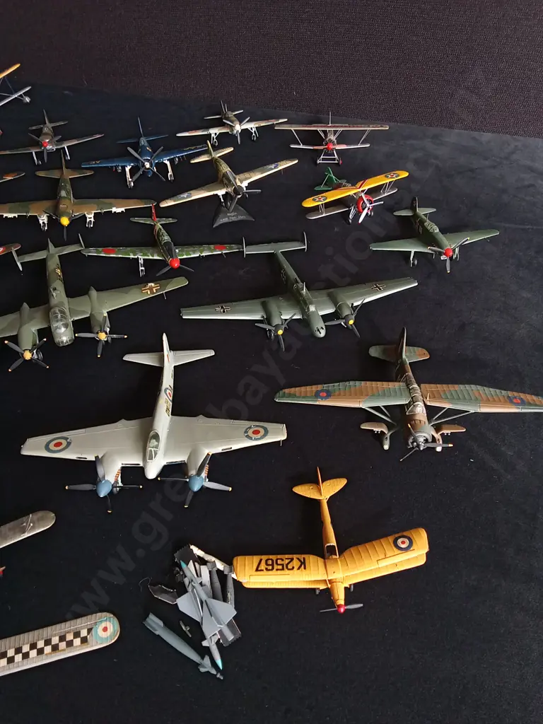 COLLECTION OF VINTAGE AIRCRAFT MODELS Image 1++