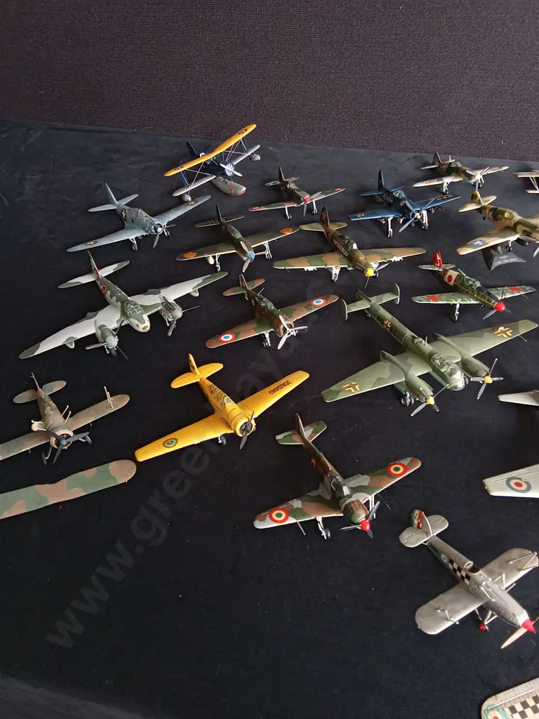 COLLECTION OF VINTAGE AIRCRAFT MODELS Image 1++