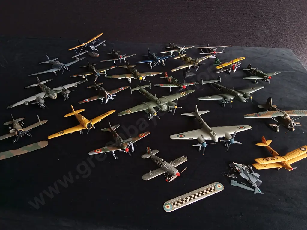 COLLECTION OF VINTAGE AIRCRAFT MODELS Image 1++
