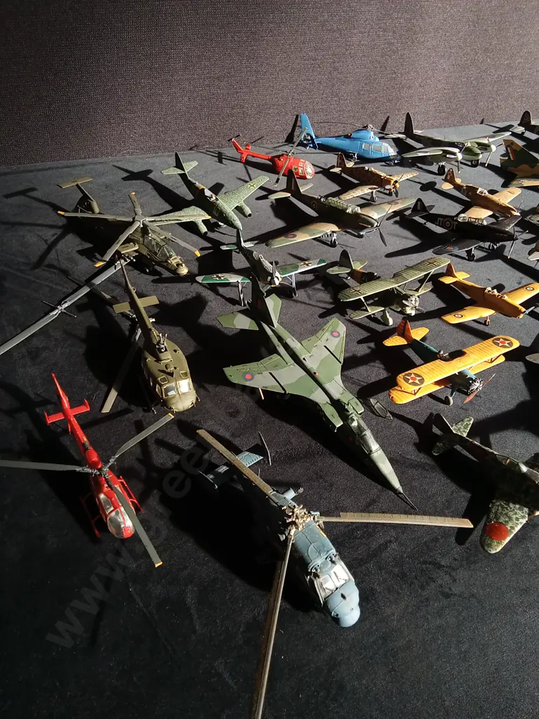 COLLECTION OF VINTAGE AIRCRAFT MODELS Image 1++